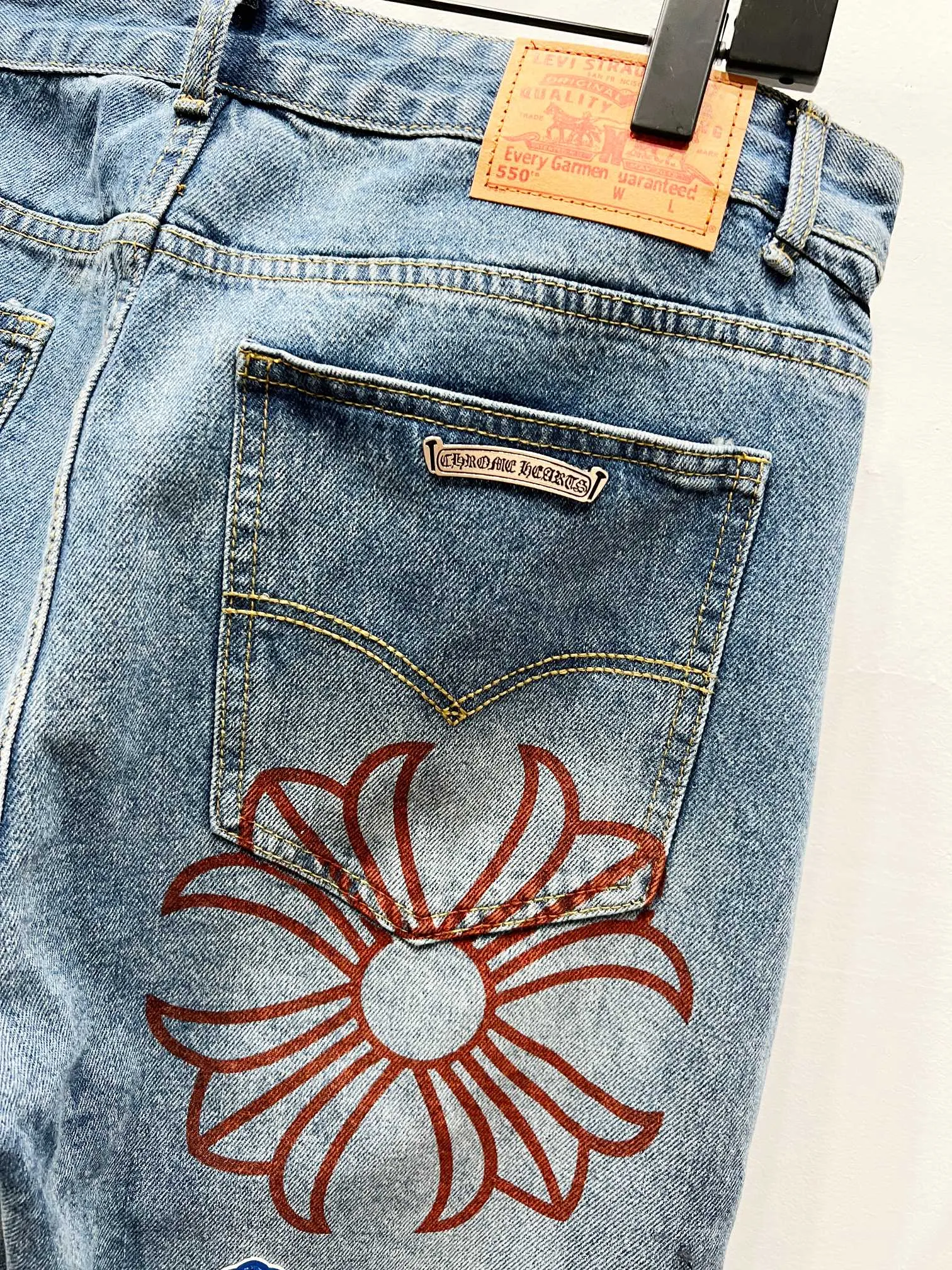 P250 Style Number: (K1020) Chrome Hearts Chrome Hearts high-end limited edition jeans exude uninhibited personality and unique charm. Every wear and tear is carefully designed to present a unique artistic feel. Made of imported denim fabric, which has undergone heavy industrial washing and destruction treatment, the trousers show a super cool effect on the upper body, allowing you to dominate the fashion stage.  This is more than just a pair of jeans, it is an expression of attitude. With its unique design concept and ultimate pursuit of details, Croxin breaks traditional boundaries and defines the jeans trend in the new era. The trousers are made of double-layer woven fabric and matched with customized hardware, showing an incomparably beautiful and unique style, making every wearer the focus of fashion. Imported denim fabric, super heavy-duty washed and damaged, the upper body is super cool! Customized hardware, incomparably good-looking model. The production process is difficult. It has a high-street feel. Color: blue Size: S M L XL